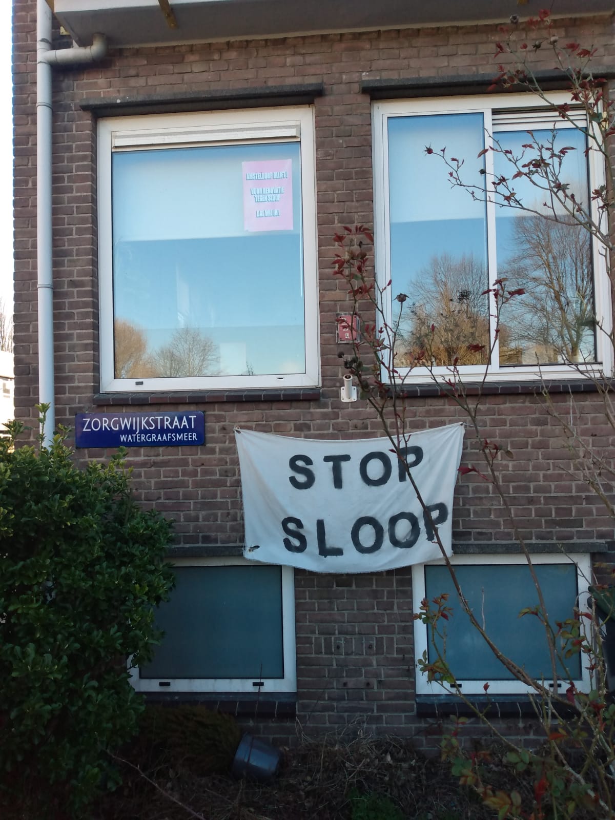 Huis in Amsteldorp met spandoek "Stop de Sloop"