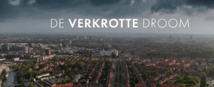 Luchtfoto van Amsterdam Noord en de tekst:
DE VERKROTTE DROOM