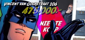 Badman en stadgenootman (rechts op de foto, bezig de activiste te fotograferen). Affiche voor NietTeKoop flitsactie 233. Affiche door Kimbel