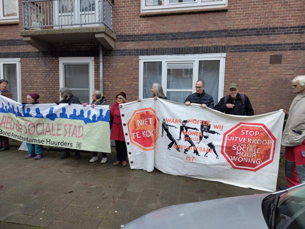 Actiegroep Niet Te Koop in actie. Kom ook, doe mee en stop de verkoop!