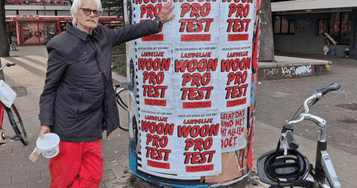Plazuil met affiches voor woonprotest 10-10-2026